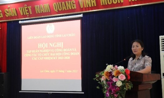 Bà Nguyễn Thị Thiện - Chủ tịch LĐLĐ tỉnh Lai Châu phát biểu khai mạc Hội nghị tập huấn.