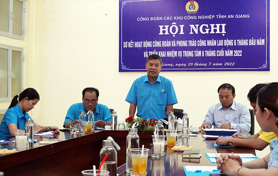 Phó Chủ tịch LĐLĐ tỉnh An Giang Nguyễn Hữu Giang phát biểu chỉ đạo tại hội nghị. Ảnh: Kim Yến