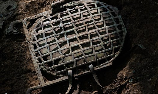 Một chiếc lồng bằng đồng chứa đồ tạo tác bằng ngọc xanh được khai quật từ di chỉ Tam Tinh Đôi ở Tứ Xuyên, Trung Quốc. Ảnh: Xinhua