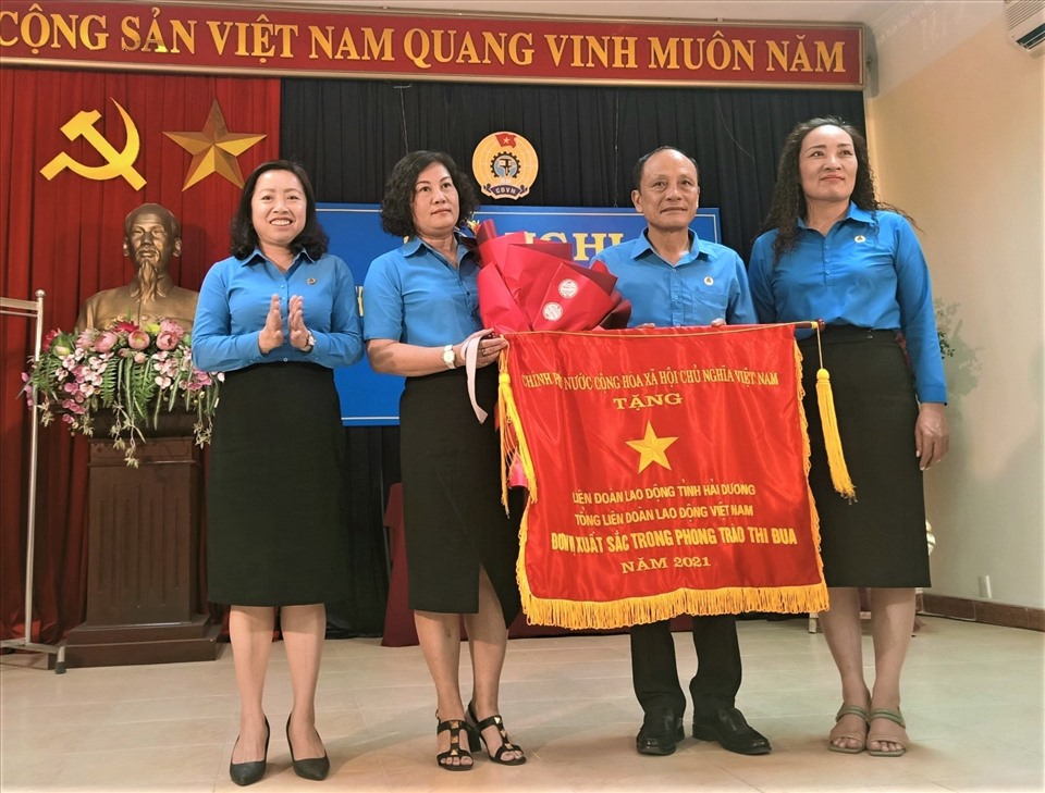 Thừa ủy quyền của Thủ tướng Chính phủ, bà Thái Thu Xương - PCT Tổng LĐLĐVN trao cờ thi đua xuất sắc cho LĐLĐ tỉnh Hải Dương. Ảnh: Diệu Thúy