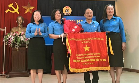 Thừa ủy quyền của Thủ tướng Chính phủ, bà Thái Thu Xương - PCT Tổng LĐLĐVN trao cờ thi đua xuất sắc cho LĐLĐ tỉnh Hải Dương. Ảnh: Diệu Thúy