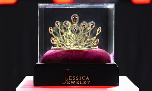 Chiếc vương miện vinh quang có tên “Dazzling Power by JJ” mang ý nghĩa tôn vinh vẻ đẹp thể chất lẫn tinh thần của người phụ nữ Việt trong thời đại mới. Ảnh: NSCC