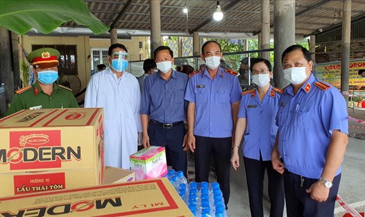 Nhiều tổ chức, cá nhân hỗ trợ tuyến đầu chống dịch COVID-19 tại tỉnh Bạc Liêu. Ảnh: Nhật Hồ