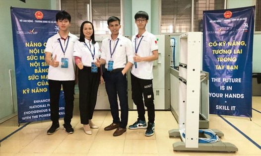 Anh Nguyễn Xuân Mạnh (thứ 3 từ bên trái) đồng hành cùng sinh viên trong kì thi Kỹ năng nghề Quốc gia lần 12 năm 2021. Ảnh: NVCC.