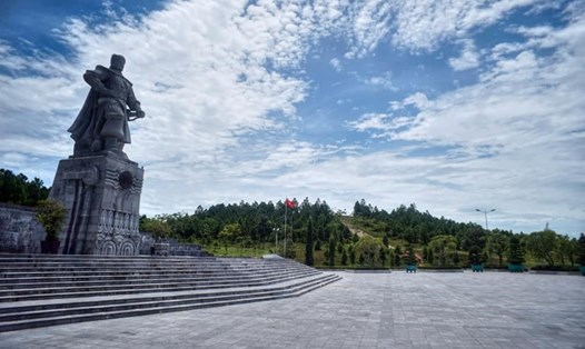 Tượng đài của Hoàng đế Quang Trung tại di tích núi Bân. Ảnh: PTH