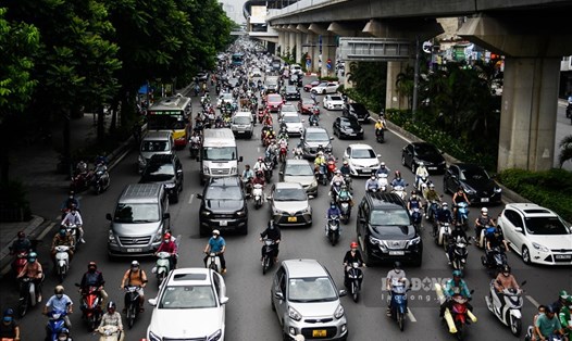 Phân làn tách riêng xe máy, ôtô trên đường Nguyễn Trãi từ ngày 6.8.2022. Ảnh: Đình Long