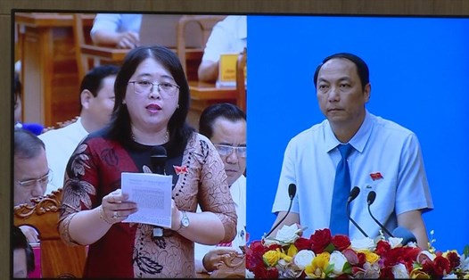 Chủ tịch UBND tỉnh Lâm Minh Thành (phải) nghe câu hỏi chất vấn của đại biểu HĐND. Ảnh: PV