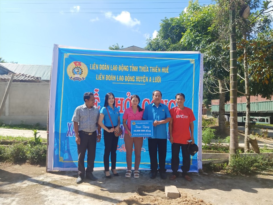Trao hỗ trợ xây dựng nhà "Mái ấm công đoàn" cho đoàn viên khó khăn.