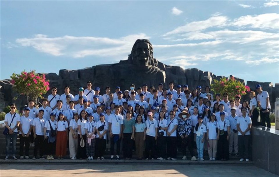Đoàn thanh niên kiều bào chụp ảnh lưu niệm trước quần thể Tượng đài Mẹ Việt Nam anh hùng ở tỉnh Quảng Nam. Ảnh: Khánh Minh