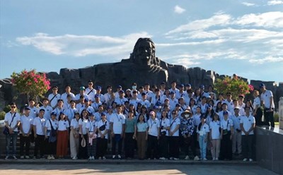 Đoàn thanh niên kiều bào chụp ảnh lưu niệm trước quần thể Tượng đài Mẹ Việt Nam anh hùng ở tỉnh Quảng Nam. Ảnh: Khánh Minh