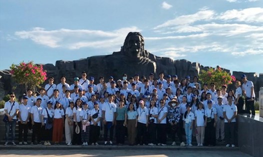 Đoàn thanh niên kiều bào chụp ảnh lưu niệm trước quần thể Tượng đài Mẹ Việt Nam anh hùng ở tỉnh Quảng Nam. Ảnh: Khánh Minh