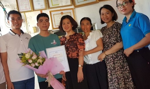 Đại diện lãnh đạo Ban giám đốc và CĐCS Công ty TNHH may Excel Việt Nam chúc mừng và chia vui với mẹ con chị Hà, cháu Linh. Ảnh: NT