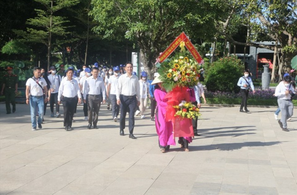 Đoàn Trại hè Việt Nam 2022 dâng hương tưởng niệm tại Khu di tích Kim Liên, Nam Đàn, Nghệ An. Ảnh: Song Minh