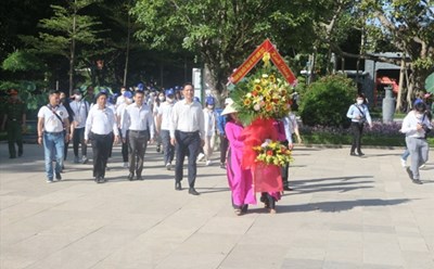 Đoàn Trại hè Việt Nam 2022 dâng hương tưởng niệm tại Khu di tích Kim Liên, Nam Đàn, Nghệ An. Ảnh: Song Minh