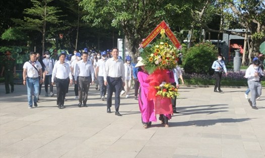 Đoàn Trại hè Việt Nam 2022 dâng hương tưởng niệm tại Khu di tích Kim Liên, Nam Đàn, Nghệ An. Ảnh: Song Minh