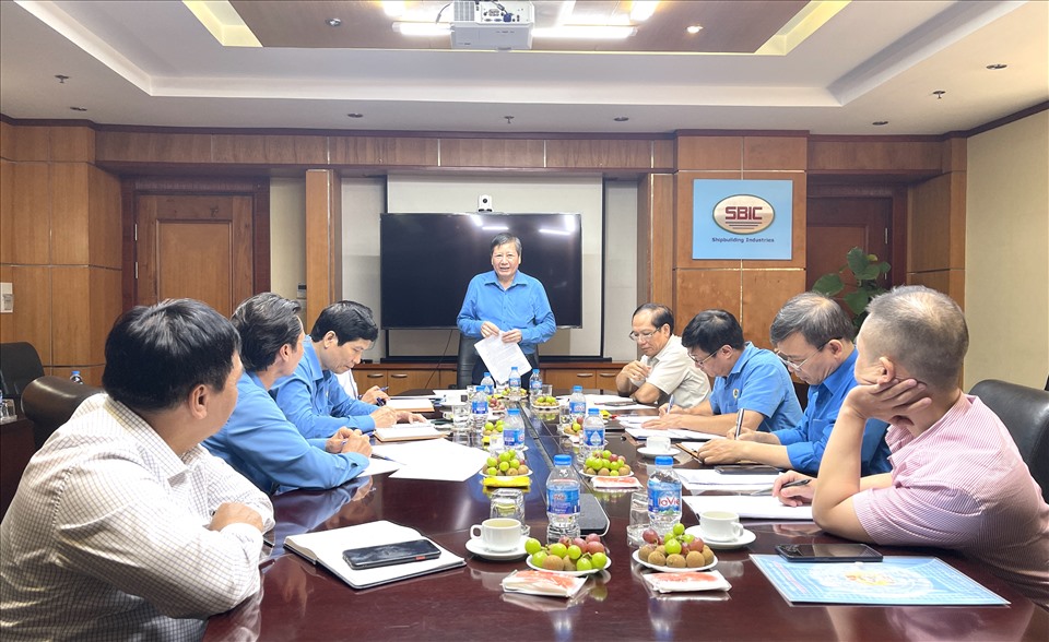 Phó Chủ tịch Thường trực Tổng LĐLĐVN phát biểu tại buổi làm việc. Ảnh: Việt Lâm