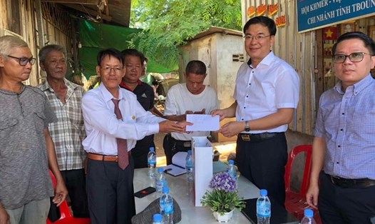 Thứ trưởng Phạm Quang Hiệu thăm hỏi và tặng quà Chi hội Khmer - Việt Nam tại Tbong Khmum. Ảnh: BNG