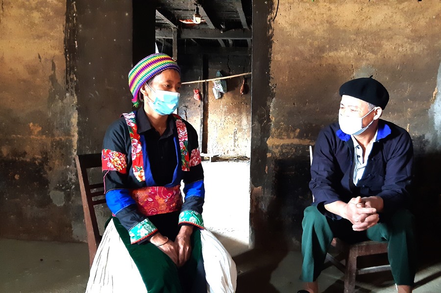 Ông Lục Xuân Thành dân tộc Nùng, người có uy tín trong cộng đồng tại thôn Bó Lách (xã Quyết Tiến, Quản Bạ) vận động người dân thực hiện các quy định phòng chống dịch.