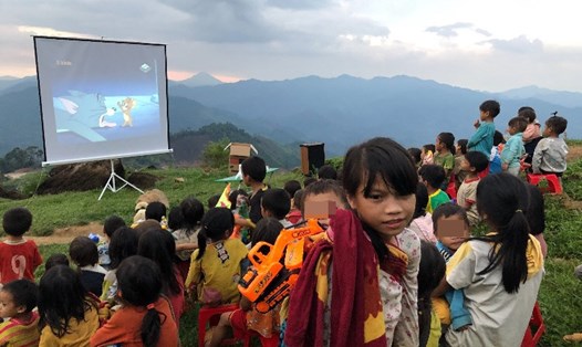 Trẻ em vùng núi Nam Trà My, tỉnh Quảng Nam hào hứng xem phim hoạt hình từ rạp chiếu phim dã chiến của anh Liêm. Ảnh: NVCC