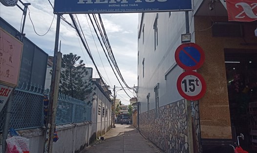 Biển cấm đỗ xe được đặt tại trước hẻm 156 đường Mậu Thân (phường An Phú, quận Ninh Kiều, TP.Cần Thơ). Ảnh: Th.N