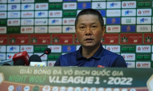 Huấn luyện viên Chu Đình Nghiêm dự họp báo sau trận thua TPHCM. Ảnh: Thanh Vũ