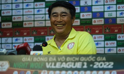Huấn luyện viên Trần Minh Chiến dự họp báo sau trận thắng Hải Phòng. Ảnh: Thanh Vũ