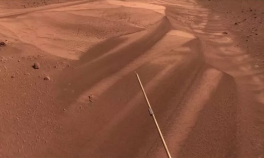 Chúc Dung chụp ảnh cồn cát trên sao Hỏa trước khi bước vào ngủ đông, tháng 5.2022. Ảnh: CNSA