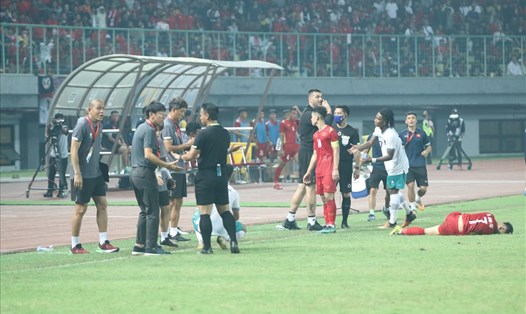 Tiền đạo Nguyễn Anh Tú (nằm sân) của U19 Việt Nam bị lật cổ chân và bỏ lỡ các trận đấu còn lại tại vòng bảng giải vô địch U19 Đông Nam Á 2022. Ảnh: H.A