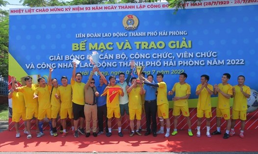 Đội bóng Công đoàn ngành Giáo dục Hải Phòng là một trong 2 đội giành vô địch Giải bóng đá cán bộ công chức viên chức và công nhân lao động thành phố. Ảnh: Mai Dung