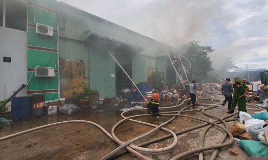 Xưởng chứa nguyên liệu gỗ thuộc Khu công nghiệp Phú Tài bốc cháy.