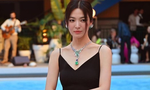 Song Hye Kyo bùng nổ nhan sắc tại sự kiện thời trang ở Pháp. Ảnh: AFP