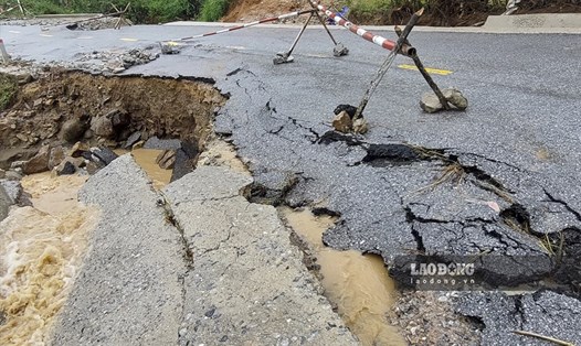 Đường Tà Lèng - Mường Phăng bị sạt lở nghiêm trọng sau 1 trận mưa lớn. Ảnh: Văn Thành Chương