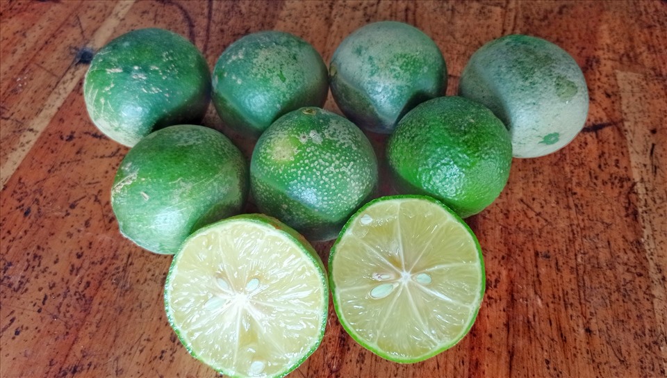 Cho nước cốt chanh vào nước nóng là một trong những mẹo giúp làm sạch đồ gỗ. Ảnh: Doãn Hằng