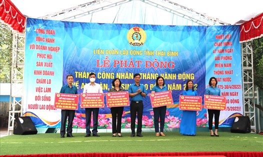 Lãnh đạo LĐLĐ tỉnh Thái Bình trao hỗ trợ xây dựng Mái ấm công đoàn cho đại diện đoàn viên có hoàn cảnh khó khăn. Ảnh: CĐTB