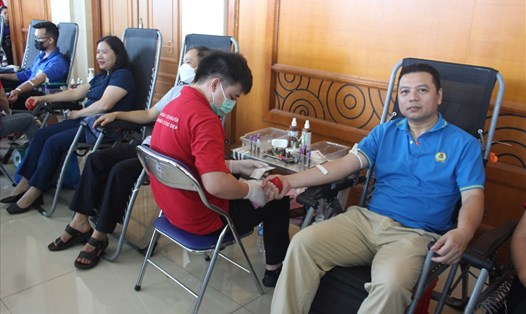 Cán bộ, công chức LĐLĐ tỉnh Cao Bằng tham gia ngày hội hiến máu. Ảnh: Bàn Thương.