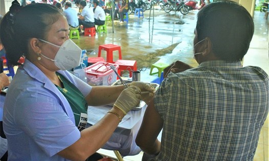Tỉnh Cà Mau tăng cường tiêm vaccine phòng COVID -19 cho nhừng người đủ điều kiện. Ảnh: Trúc Đào