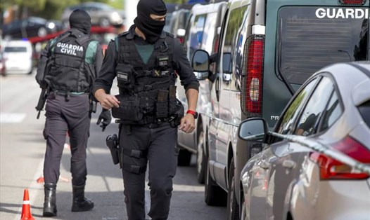 Lực lượng an ninh Tây Ban Nha triệt phá đường dây tống tiền dựa trên tình dục. Ảnh: Getty