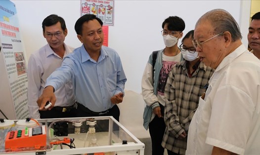 Tiến sĩ Hồ Thanh Tâm (Phó Hiệu trưởng trường Cao Đẳng Cần Thơ) giới thiệu mô hình Quản lý môi trường ao nuôi tôm thông minh bảo vệ môi trường sinh thái.
Ảnh: Phong Linh
