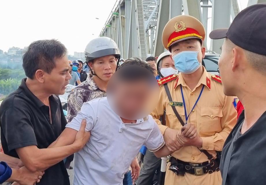 Lực lượng chức năng cùng người dân kịp thời cứu nam thanh niên có ý định tự tử.