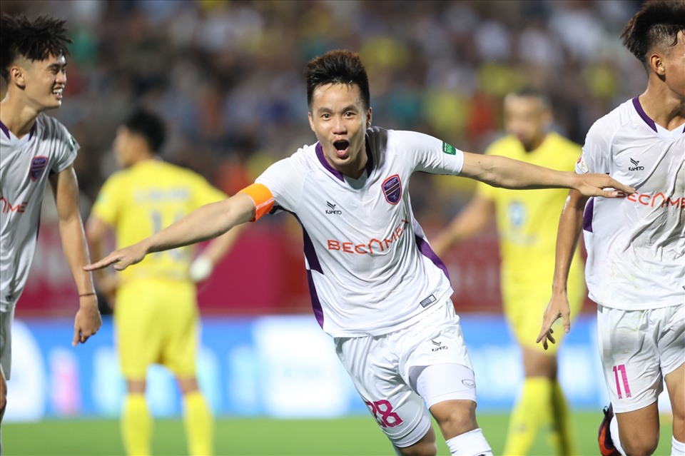 Tô Văn Vũ toả sáng giúp Bình Dương áp sát ngôi đầu V.League 2022