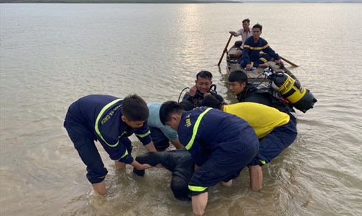 Lực lượng chức năng đưa thi thể các nạn nhân bị tai nạn đuối nước lên bờ. Ảnh: CTV