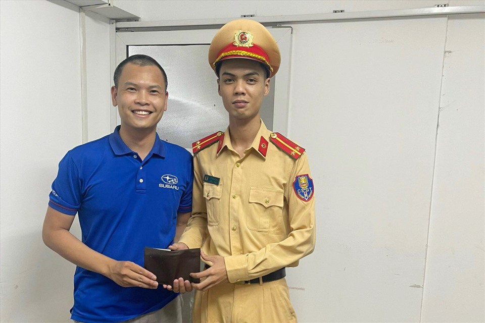 Anh Lê Xuân Hùng vui mừng khi nhận lại tài sản đánh rơi.