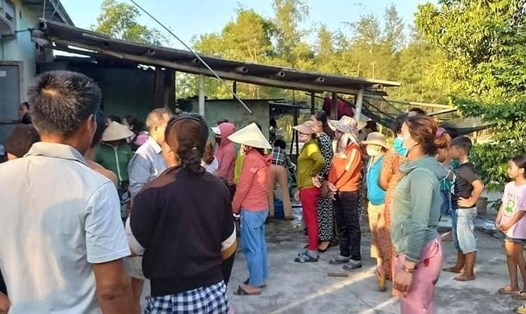 Người dân đến chia buồn với gia đình nạn nhân bị đuối nước ở xã Triệu Vân. Ảnh: NT.