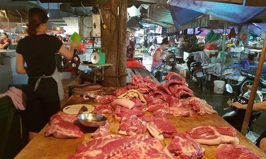 Giá lợn hơi giảm nhưng giá thịt lợn tại chợ vẫn cao. Ảnh: Vũ Long