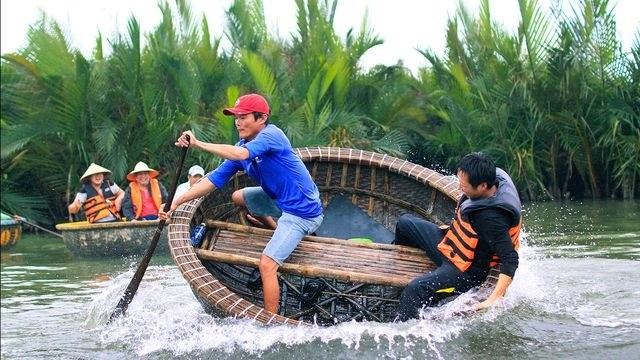 Đi thuyền thúng tham quan Rừng dừa Bảy Mẫu ở Hội An