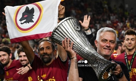 Mourinho cùng AS Roma vô địch Europa Conference League 2021-2022.  Ảnh: AFP