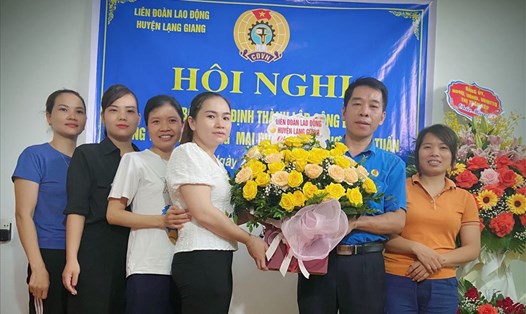 Lãnh đạo Liên đoàn Lao động huyện Lạng Giang chúc mừng Ban chấp hành Công đoàn cơ sở.