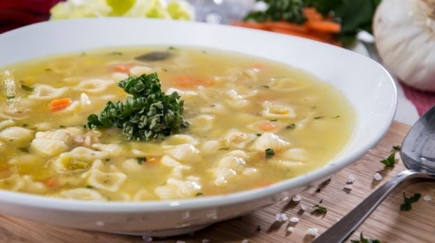 Súp gà nghệ giúp tăng cường khả năng miễn dịch. Ảnh: Food.NDTV