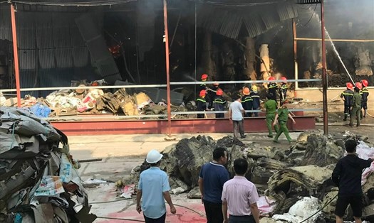 Chiều 30.7, một đám cháy bùng lên thiêu rụi nhiều tài sản bên trong nhà máy Giấy Lửa Việt. Ảnh: NDCC.