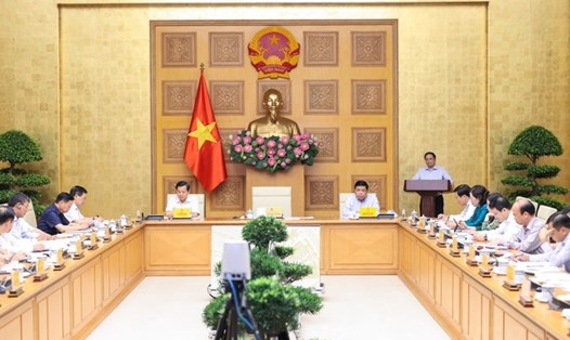 Thủ tướng Phạm Minh Chính chủ trì buổi làm việc lấy ý kiến hoàn thiện Đề án ổn định kinh tế vĩ mô. Ảnh: Nhật Bắc